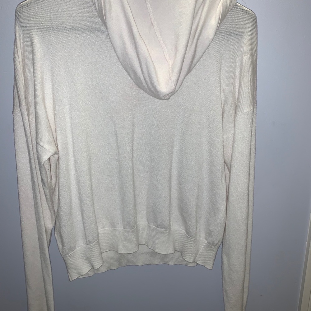 WHITE SWEATER